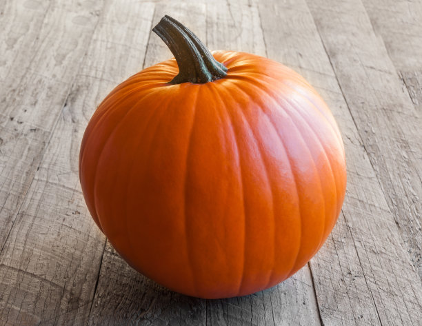 木桌上的南瓜图片下载