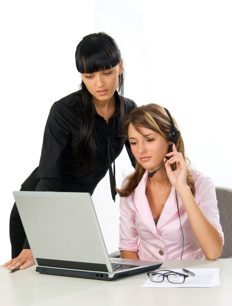 带着耳机和笔记本电脑的女孩图片下载