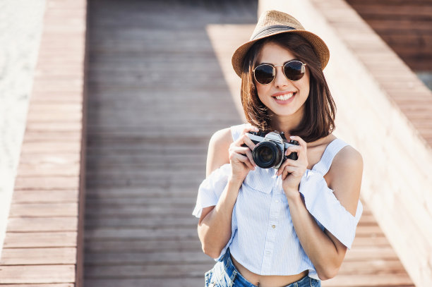 快乐的女人拿着相机图片下载
