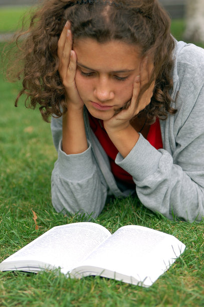 学生阅读的书图片下载