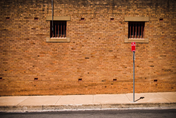 垃圾红色砖墙和标识在城市后街图片下载