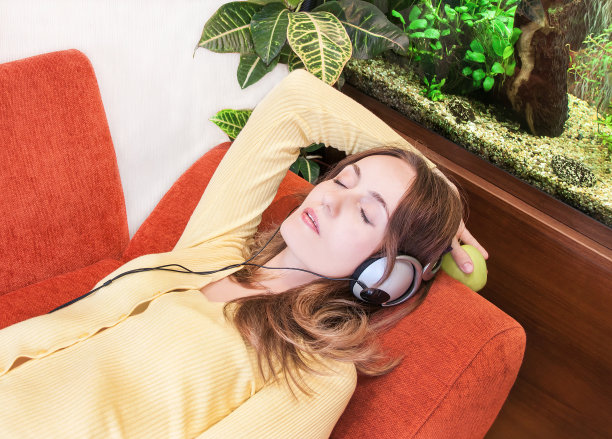 女孩正在休息和听音乐。图片下载