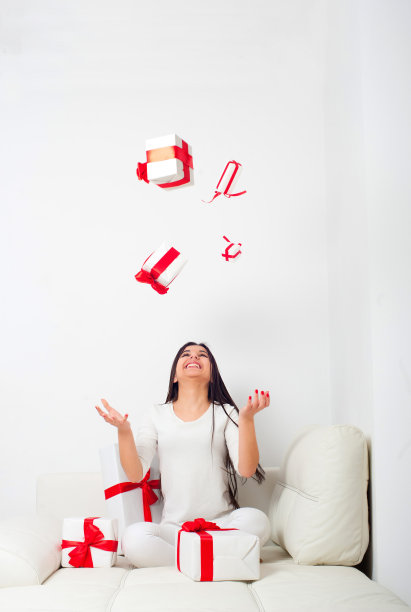 微笑的女孩与礼物盒图片下载