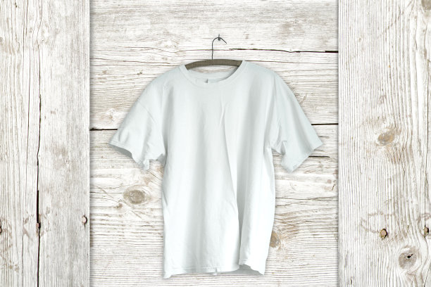 白色的t恤挂在白色的墙上图片下载