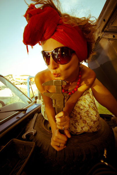 带着工具的复古女孩图片下载