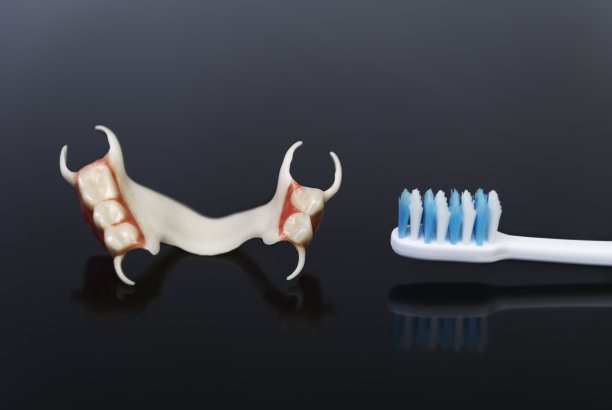 在黑色背景上的丙烯酸树脂网扣义齿图片下载