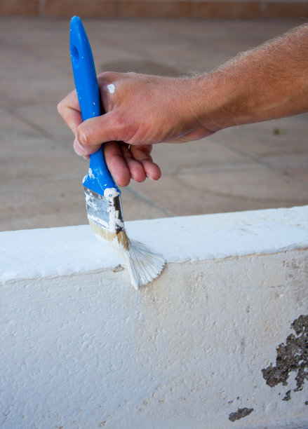 手捧毛笔画墙图片下载