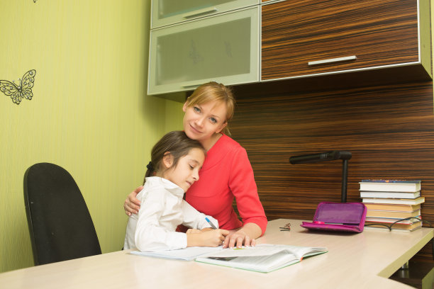 漂亮的女学生做家庭作业性感的妈妈在家里图片下载