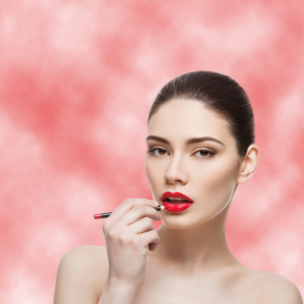 漂亮的女孩用唇笔图片下载