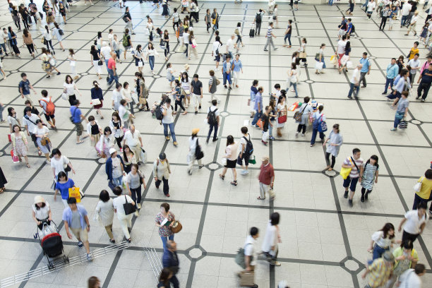 人们在车站来来往往图片下载