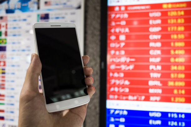 一个在机场的男人手里拿着智能手机图片下载