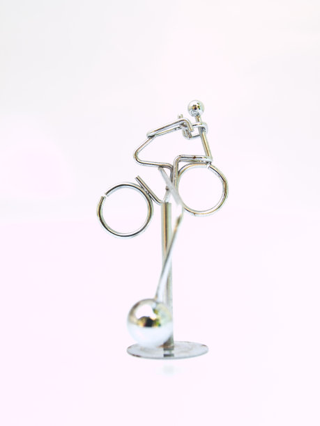 男子骑自行车动量模型孤立在白色背景图片下载