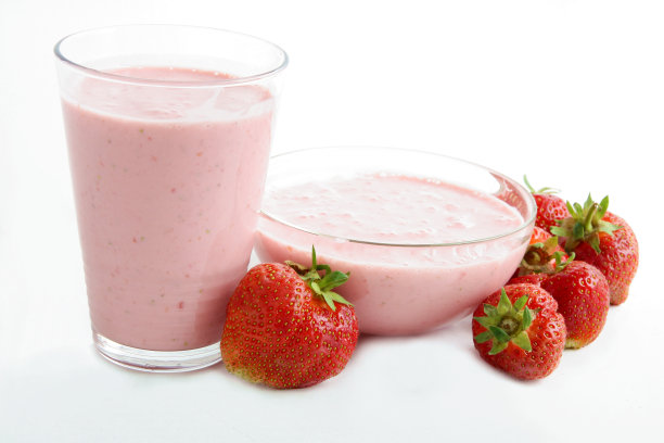 酸奶和草莓作为可口的甜牛奶鸡尾酒图片下载