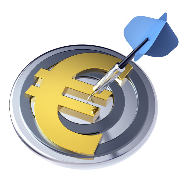 蓝色飞镖在标着欧元的目标上。图片下载