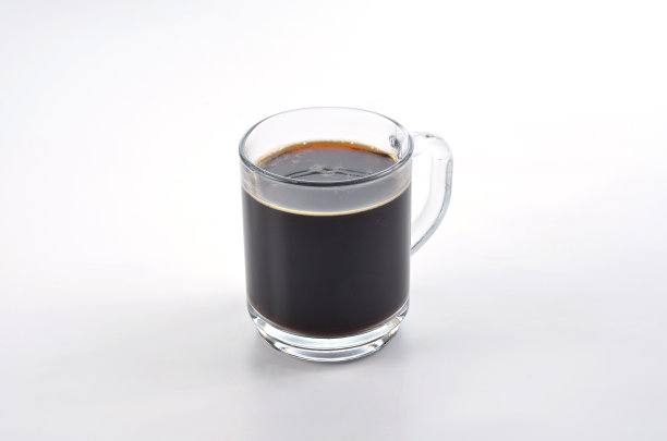 玻璃杯里的黑咖啡图片下载