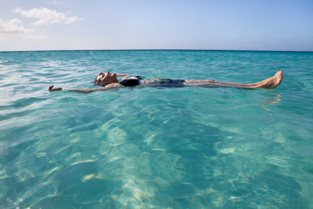 在海上飘浮放松的女人图片下载