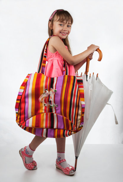 带着包和伞的小女孩图片下载