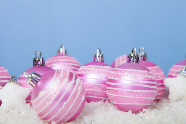 雪地上有粉红色的球图片下载