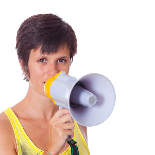 年轻女子通过扩音器说话图片下载