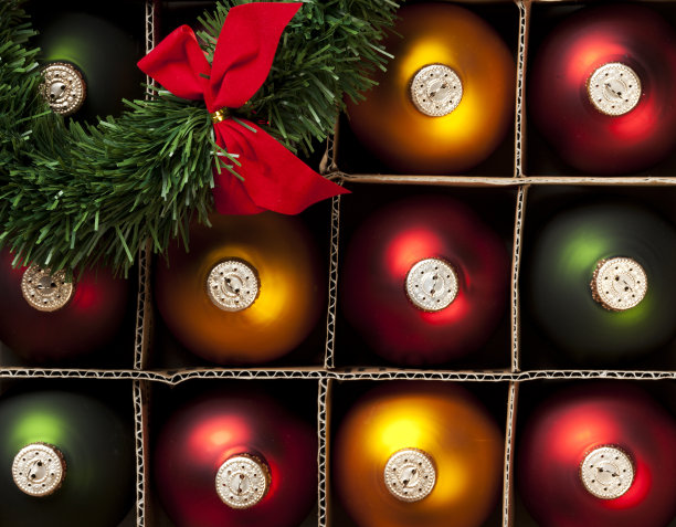 装在盒子里的圣诞装饰品图片下载