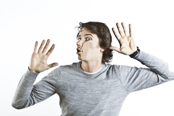 那个年轻人踩在玻璃上了图片下载