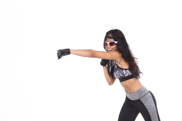 古铜色皮肤亚洲健身女孩练习拳击热身图片下载