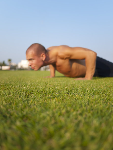 做俯卧撑的年轻人图片下载
