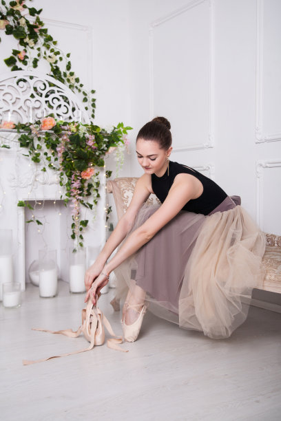 女舞者穿上芭蕾舞鞋图片下载