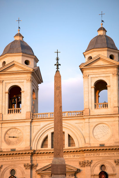 在晴朗的天空下，西班牙台阶上的一座华丽的教堂。图片下载