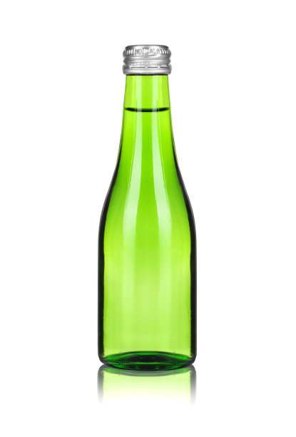 特写的玻璃瓶与矿泉水隔离在白色的背景图片下载