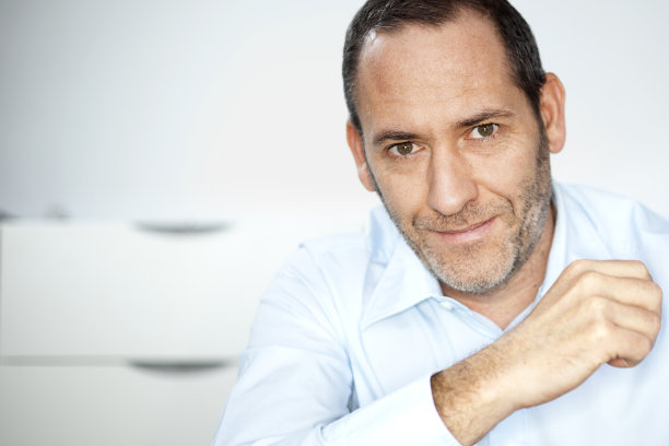 一个穿着衬衫领的男人看起来很满足图片下载