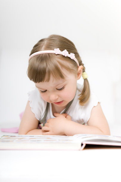 小女孩在看书图片下载