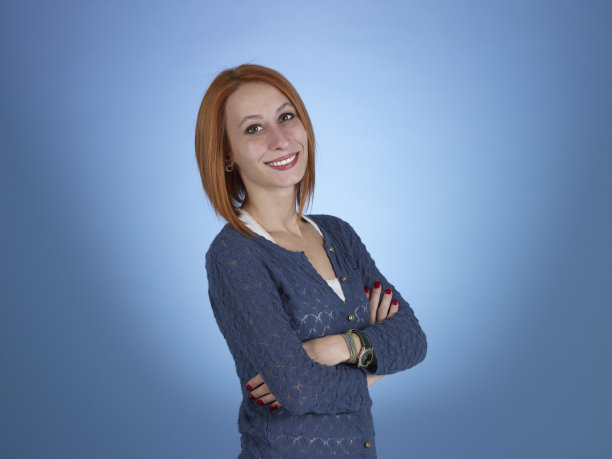 甜美的年轻红发女孩图片下载