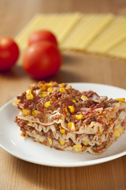 烤宽面条和肉图片下载