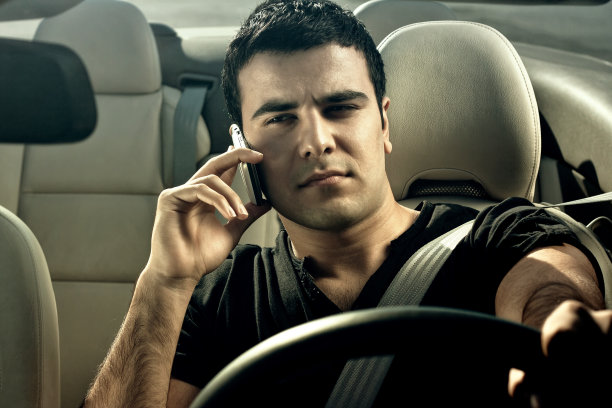 车里有个帅哥。图片下载