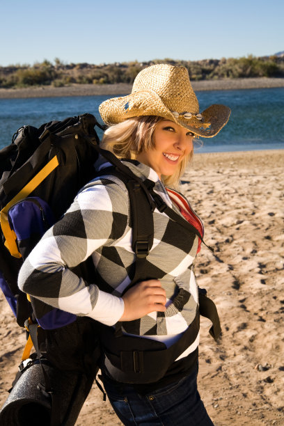 沿河背包旅行图片下载