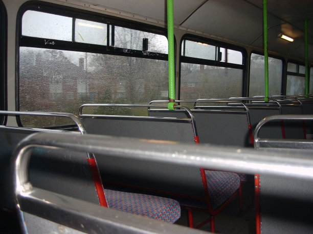 穿过座位，从窗户往外图片下载