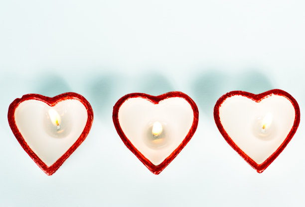 三个心形的蜡烛图片下载