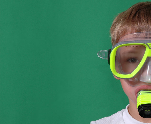 一个戴着潜水面罩的男孩图片下载