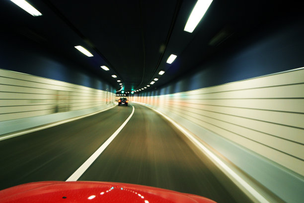开车穿过隧道图片下载