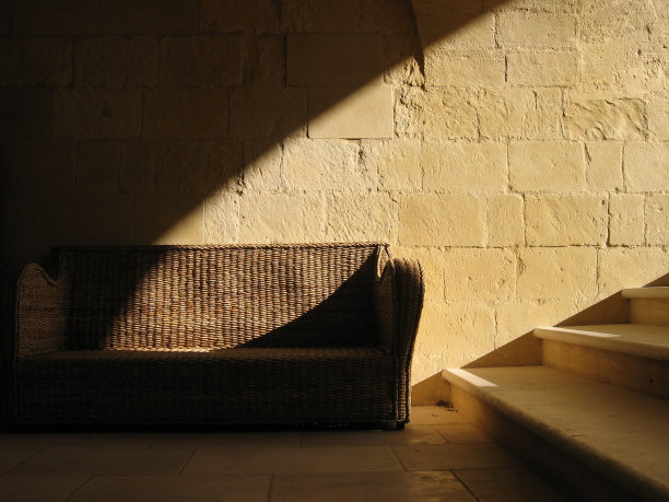 阳光洒在柳条椅上图片下载