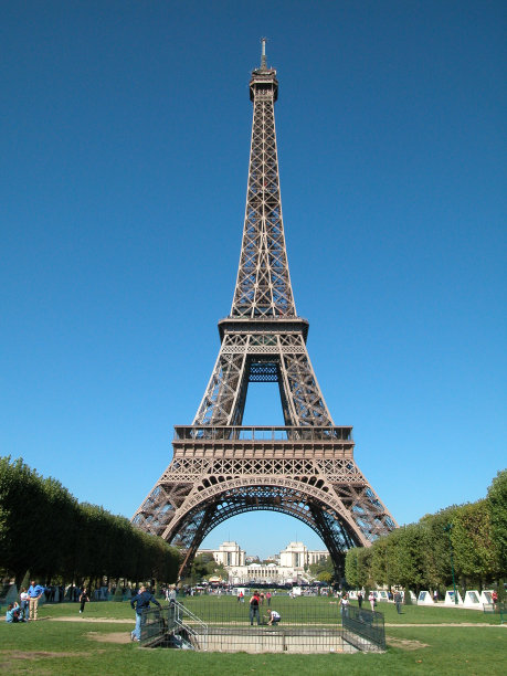 晴朗的一天，巴黎埃菲尔铁塔图片下载