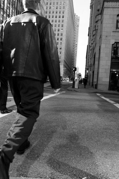 城市街道上行人的后视图图片下载