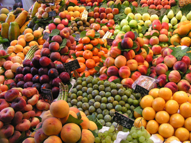 西班牙巴塞罗那兰布拉大道的水果市场图片下载