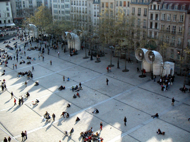 人们聚集在巴黎图片下载