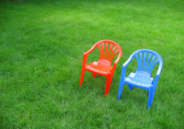 绿色草地上的两把儿童椅图片下载