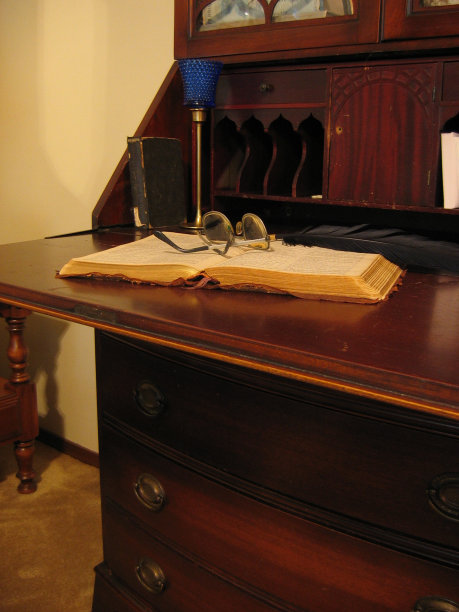 古代圣经和眼镜图片下载