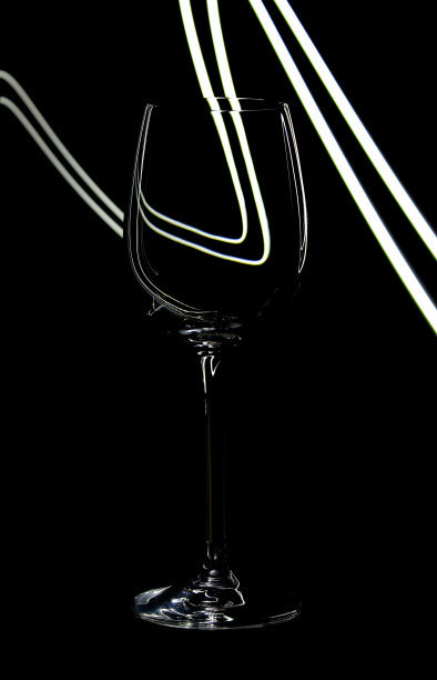 黑色背景上的酒杯和灯光痕迹图片下载