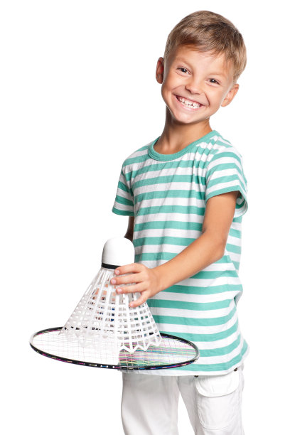 小男孩在打羽毛球图片下载