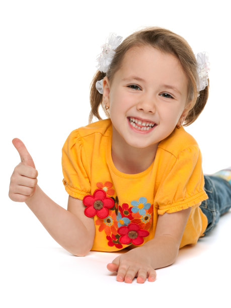 一个穿着黄色衬衫的小女孩举起她的大拇指图片下载